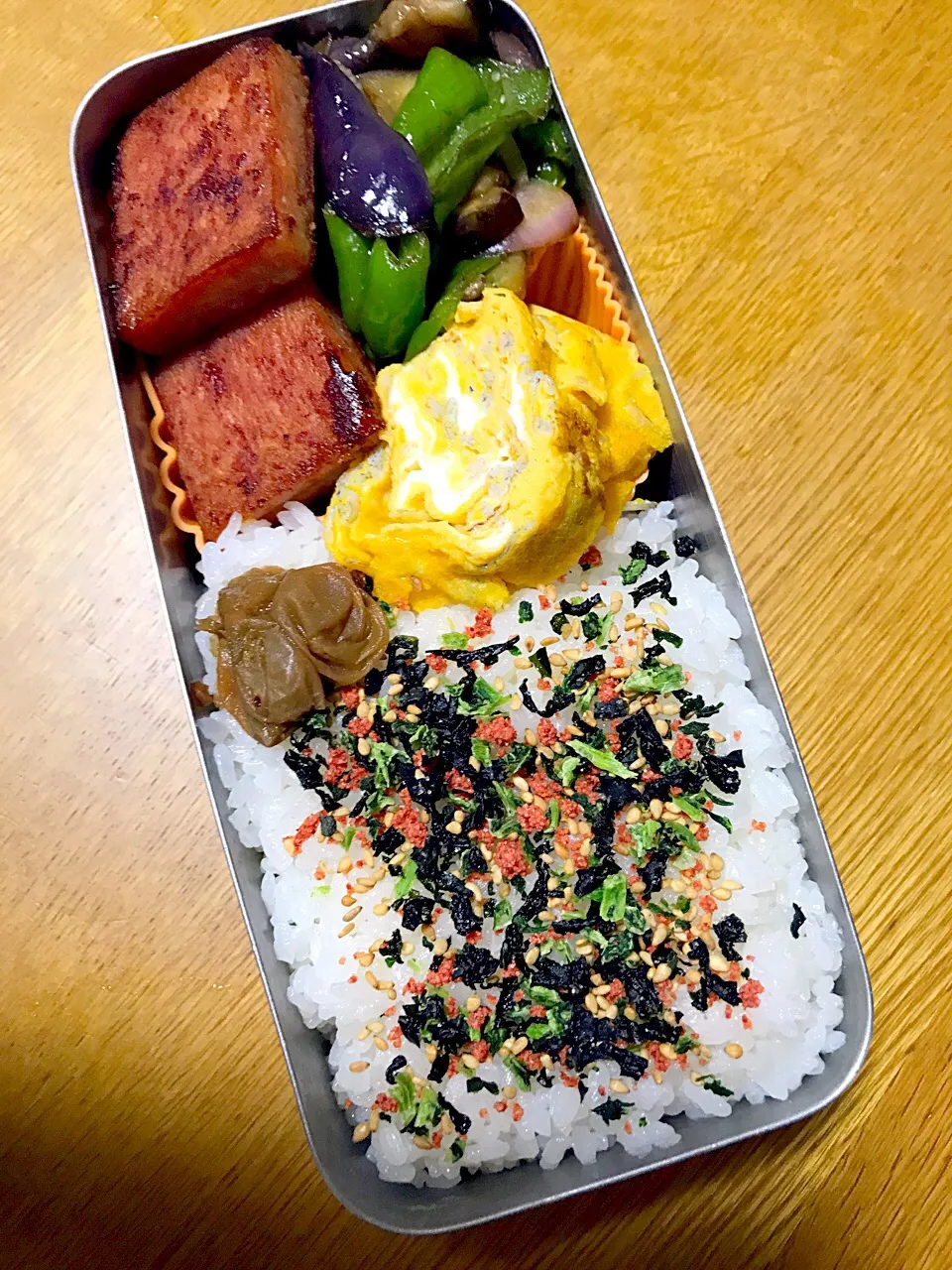 Snapdishの料理写真:スパムの醤油焼きとシラスの卵焼き弁当。パパ仕事弁。|めぐりんさん