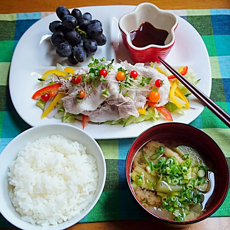 Snapdishの料理写真:中１三男の家庭科の宿題✏簡単に野菜たっぷりの冷しゃぶ作りました～🎵|naomi39さん