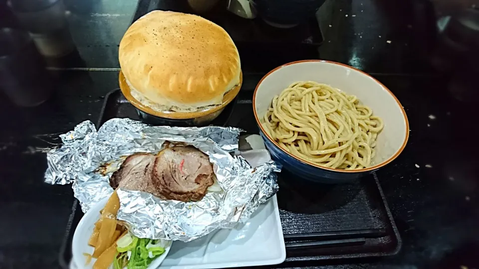 Snapdishの料理写真:極UMA MEGAチャーシューつけ麺|よちやまさん