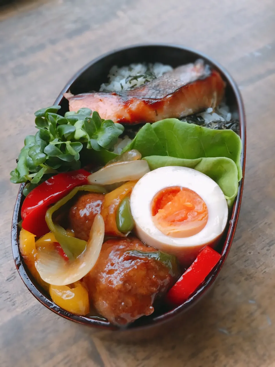 今日のお弁当
・塩シャケ味醂漬け
・肉団子の甘酢餡掛け
・味玉|akiさん