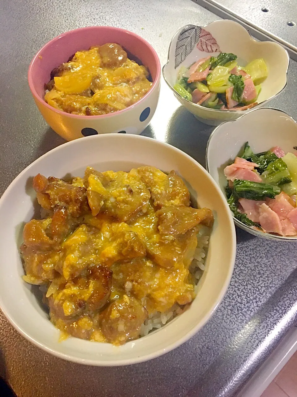 親子丼、青梗菜とベーコンの炒め物|たびもかさん