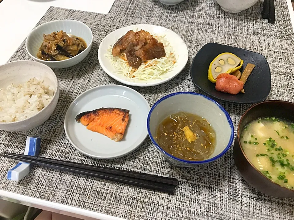 Snapdishの料理写真:ばんごはん。焼肉、ナス南蛮、ところてん、豆腐と油揚げの味噌汁、鮭の塩焼き。|yukiさん