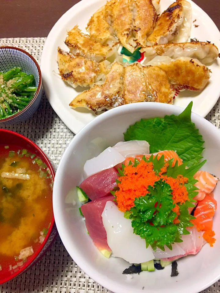 海鮮丼。餃子。ほうれん草のお浸し。|りょうさん