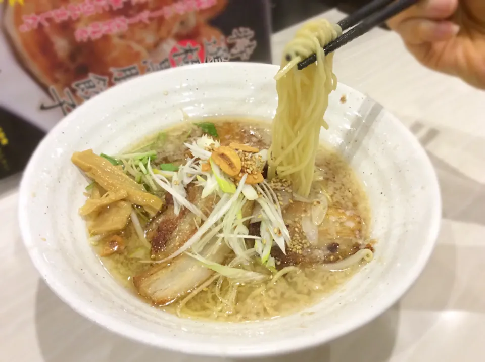 Snapdishの料理写真:足立区 ましこ亭 炙りチャーシュー麺 醤油味|Takeshi  Nagakiさん