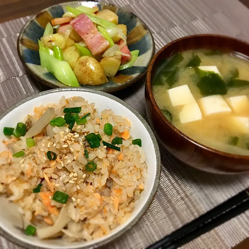 鮭と舞茸とごぼうの炊き込みご飯
じゃがいもとねぎとベーコンのオリーブオイル塩炒め|たまさん