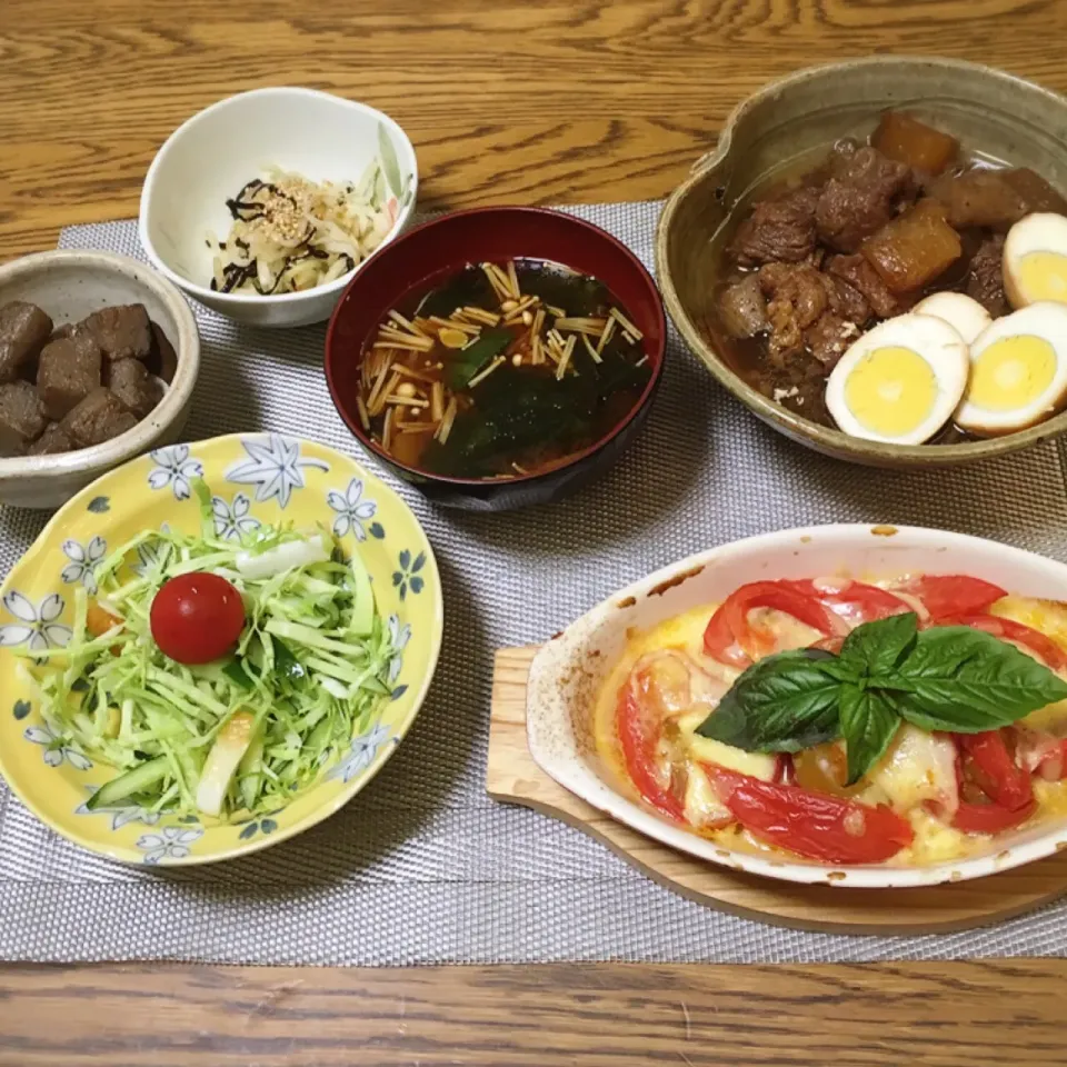 甘辛こんにゃく・大根の皮の塩昆布和え・かぼちゃ入りお味噌汁・牛スジ味噌煮・トマトのチーズ焼き・サラダ|美也子さん