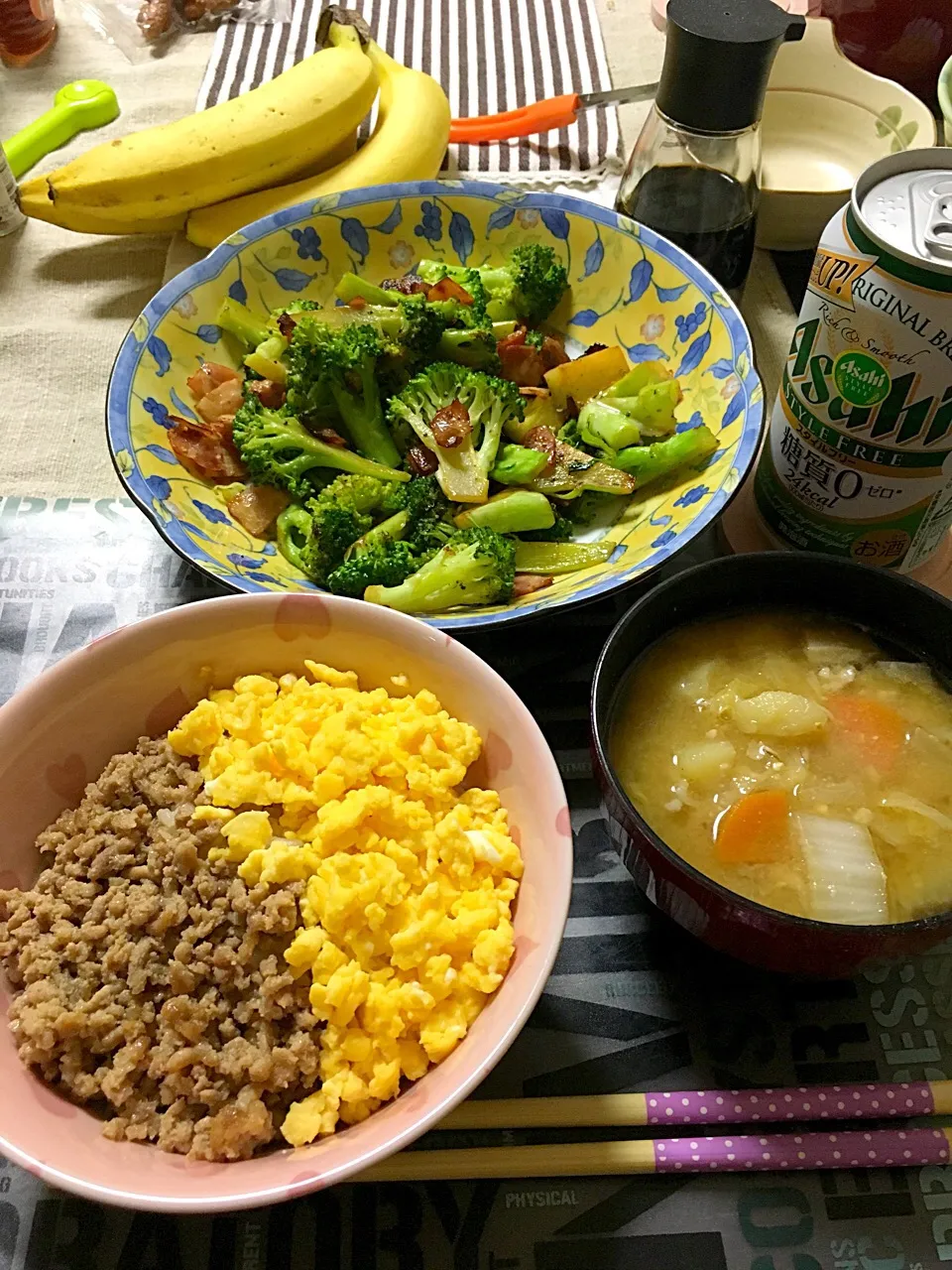 二色丼、ベーコンとブロッコリーのバター炒め、豚汁、デザートにバナナ(*^ω^*)|ライムさん