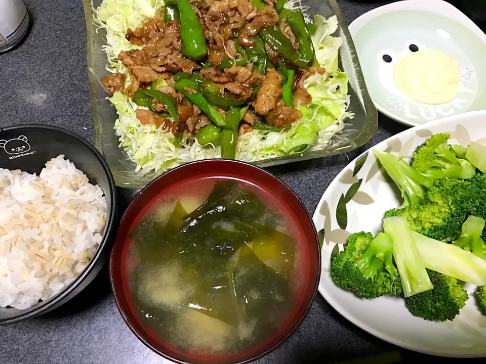 もち麦飯、青椒肉絲ふう牛肉ピーマン獅子唐炒め、キャベツ、じゃがワカメ味噌汁、ブロッコリー、キューピーマヨネーズ|ms903さん