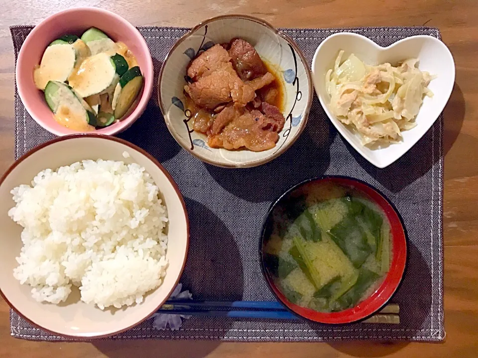 小松菜味噌汁、豚丼、きゅうり味噌マヨネーズ、玉ねぎサラダ|せさん