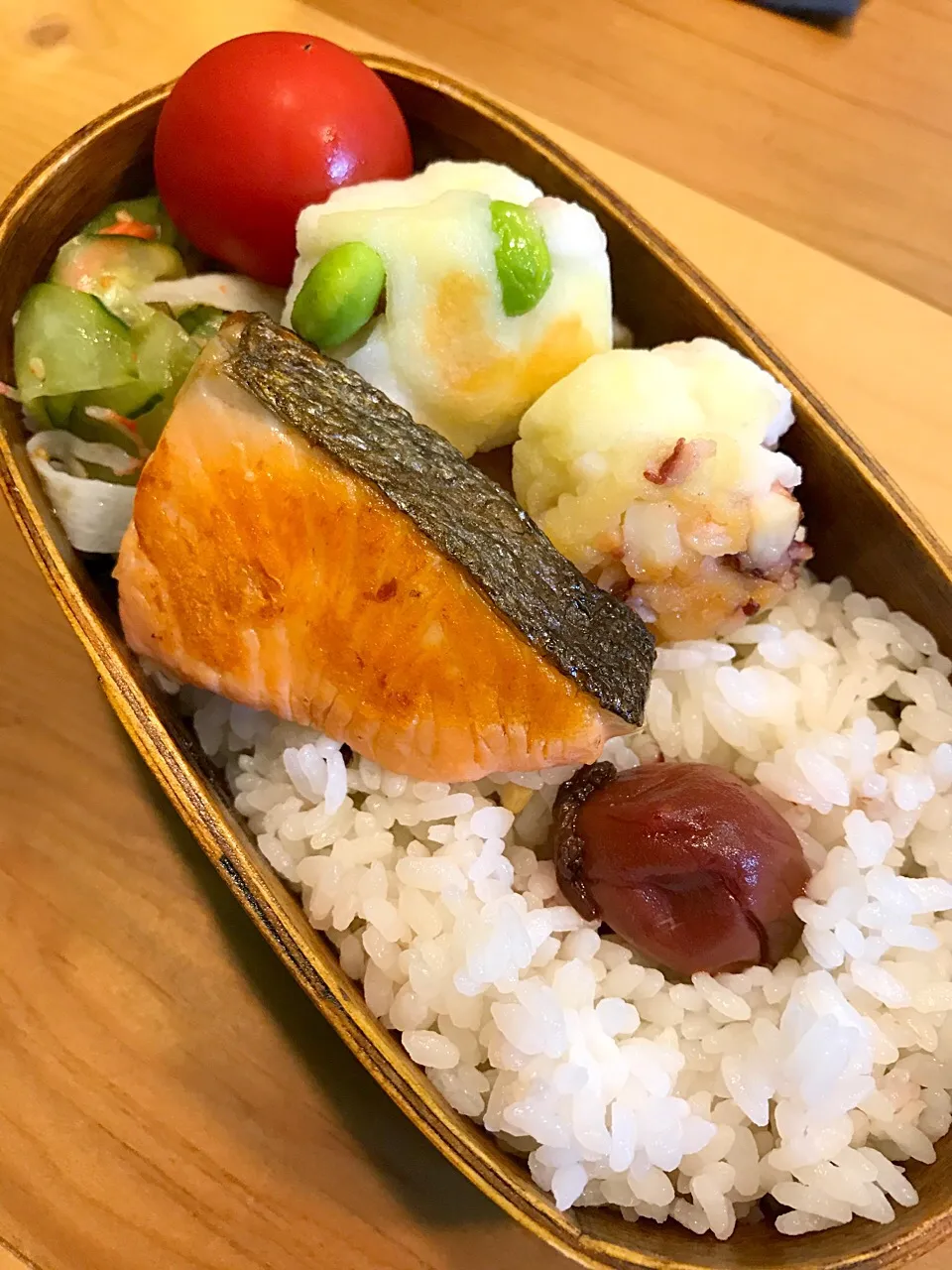 パパたろ弁当🍱

ごはん
梅干し
酢の物
蛸 枝豆のはんぺんだんご
塩鮭
ミニトマト|ひななぎさん