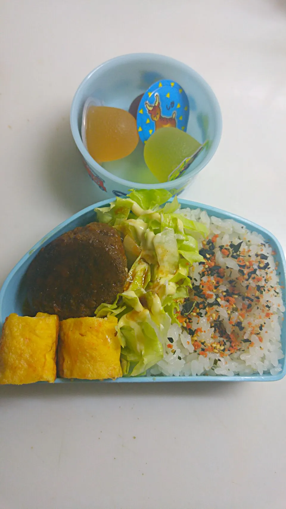 ☆夏休み＊小３☆ロコモコ風弁当　ハンバーグに五種類の野菜が入ってます。目玉焼きが嫌いな子なのでコーンと人参の玉子焼き＊ゼリー　　看病疲れで手抜きです😅|ｼｮｺﾗさん