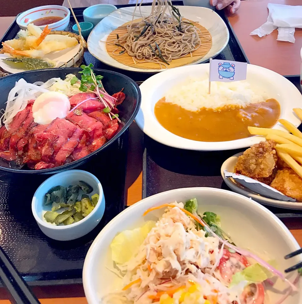 孫ちゃん夏休みでお泊り
お昼はさとでランチ。
シュトママは肉が苦手 でもローストビーフは大好き💕。|シュトママさん