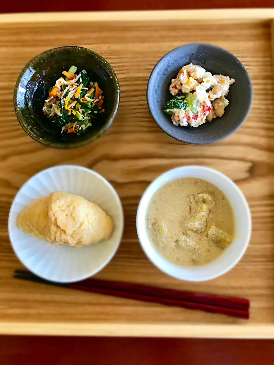 朝ごはん 豆腐のサラダ ほうれん草と人参の胡麻和え いなり寿司 豆乳サツマイモのスープ|かおり🐰さん