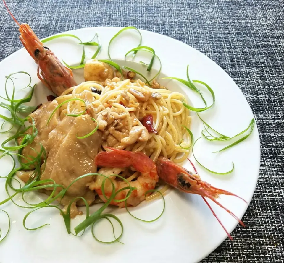 お盆の残り物編
平目とエビをメインに、漁師風ラグー
海老のお出汁が💕|直樹さん