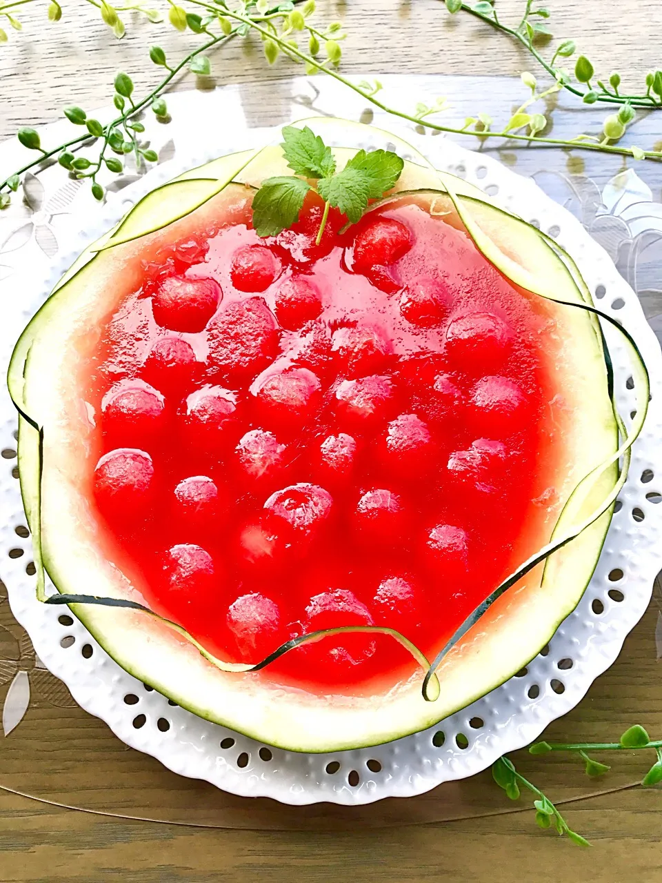 スイカゼリー🍉♪ スイカピザを作ったら、出来るのが頭とお尻部分。 見れば浅いお皿状態。 ではゼリーにでもしましょうか♪#スイカ#ゼリー|Tomokoさん