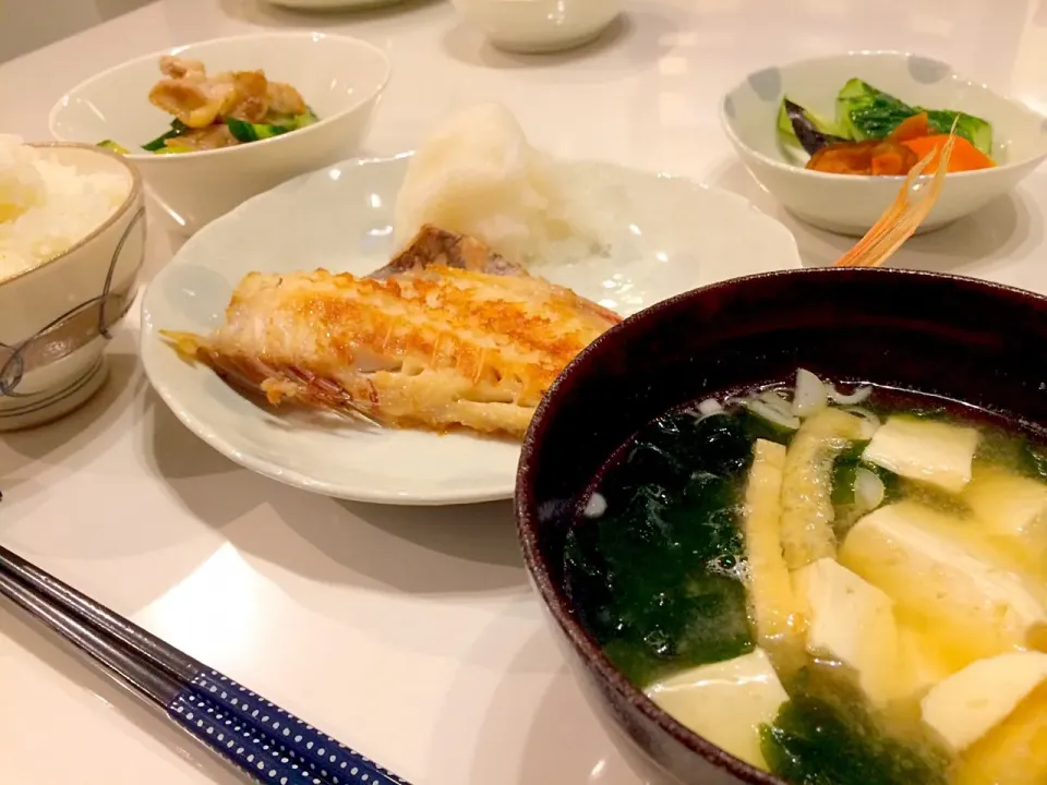 焼き魚と家庭菜園のきゅうりと豚肉の中華炒め✨ 煮干しと昆布でしっかりお出汁を取ったお味噌汁✨✨|NOBUちえさん