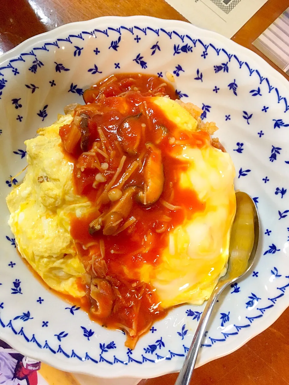 ふわとろオムライス😋
ソーストマトベースで🍅キノコ🍄を入れて濃厚に仕上げ👍|みかさん