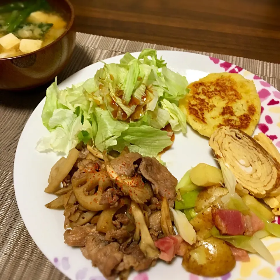 Snapdishの料理写真:豚肉と蓮根ごぼう舞茸の甘辛炒め
甘めの出汁巻卵
マッシュポテトのチーズ焼き|たまさん