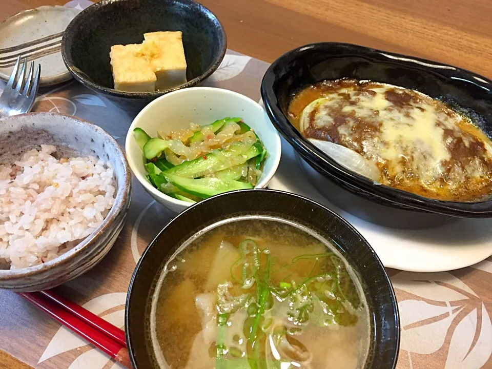 Snapdishの料理写真:晩御飯
ナスと玉ねぎのカレーチーズ、絹揚げの生姜醤油、豚汁、十穀米|かよちゃんさん