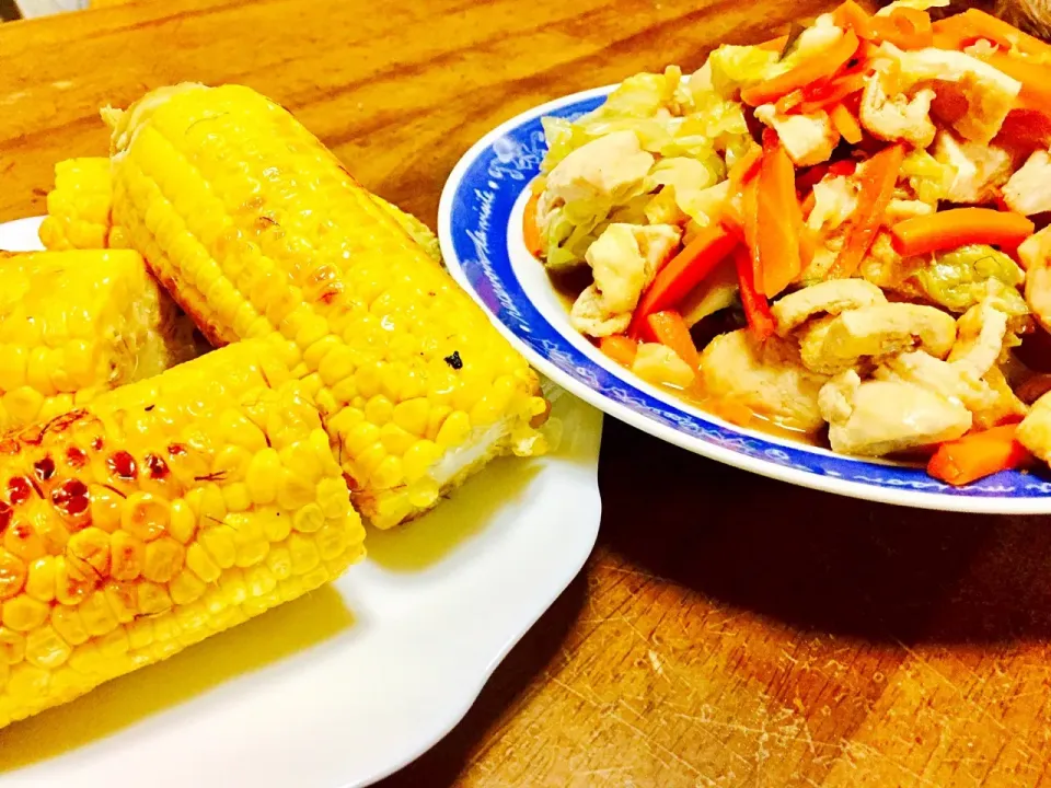 お疲れ様の晩御飯😊
バター醤油の焼きとうもろこしと
野菜の煮物
夏バテに負けるな！！！|COWCOWさん