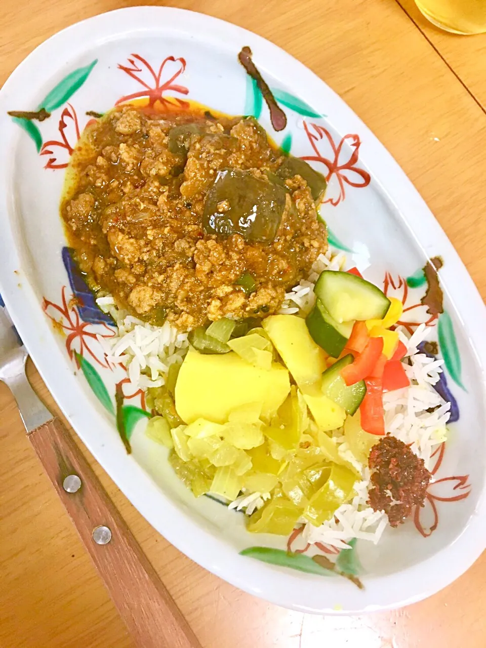 Snapdishの料理写真:夏野菜のキーマカレー、ポテトココナッツカレーあいがけ。バスマティライス。ピクルス、ルヌミリス添え|kctreeさん