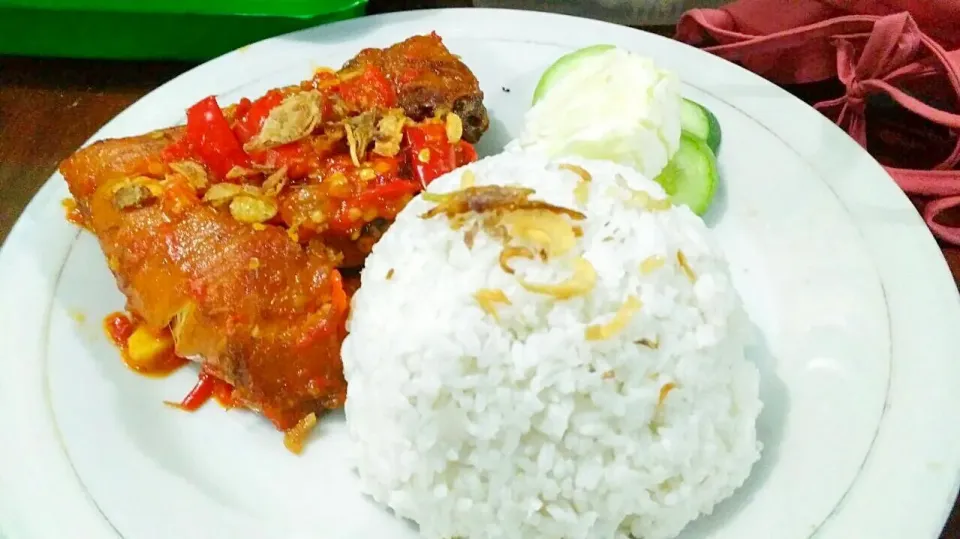 Ayam penyet nasi uduk|yeni kartikasariさん