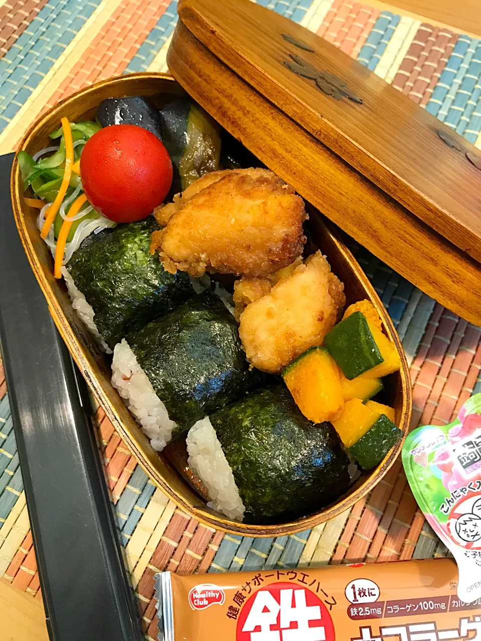 パパたろ弁当🍱

おむすび🍙
春雨サラダ
なすの揚げ浸し
鳥の唐揚げ
かぼちゃのコロコロ揚げ
ミニトマト|ひななぎさん