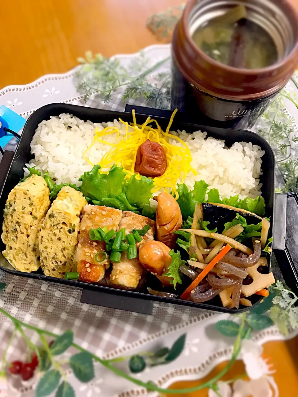 旦那ちゃん弁当🎶
だしネギ入玉子焼き
竹輪の肉巻き
キンピラ
焼き鯖
ウイン
ナスと舞茸のお味噌汁|BooBooさん