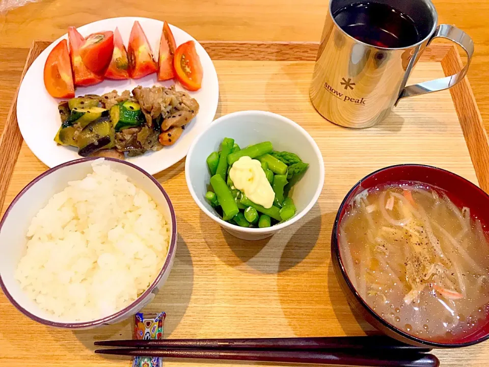 今日の朝飯！

#豚肉とズッキーニの醤油炒め #トマト #アスパラ #中華スープ|茂木 和哉さん