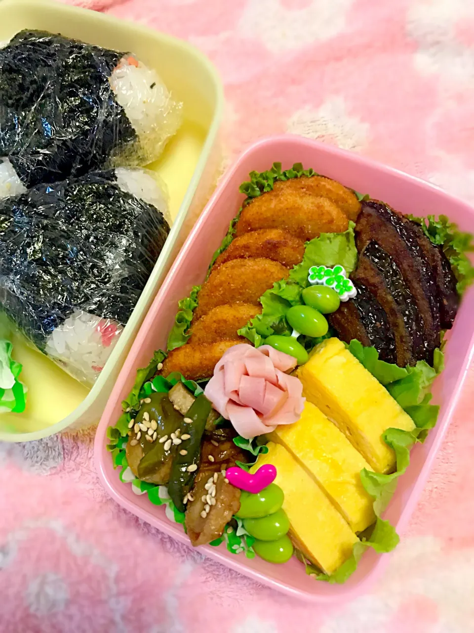 Snapdishの料理写真:【おにぎり🍙オカズ整列】学童弁当〜山芋唐揚げ・カボチャ唐揚げ・シシトウ&竹輪の甘辛・めっちゃしょっぱい玉子焼き(失敗💧) #夏休み #学童弁当 #おにぎり弁当 #学童 #夏休み学童 #夏休み弁当 #失敗|華恋さん