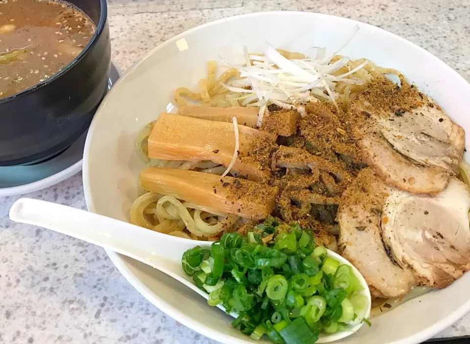 けふの昼餉は、お客さんの近所のラーメン屋（しか無い）で久しぶりのつけ麺。もう一軒のラーメン屋より好みですわ🍜|にゃあ（芸名）さん