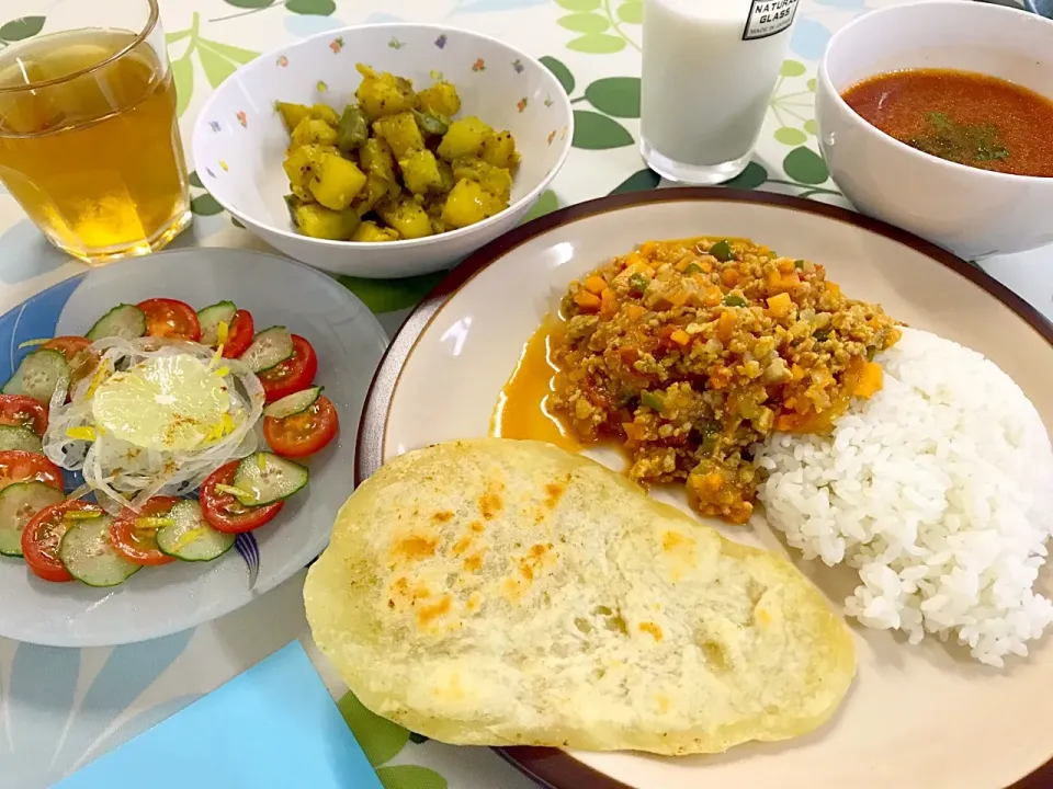 【インド料理🇮🇳】キーマカレー、サラダ、サブジ、トマトスープ、ラッシー|もちもちさん