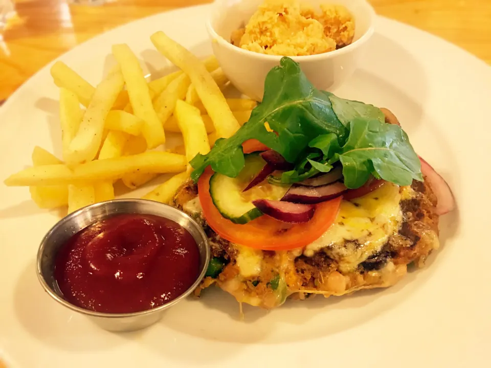 #vegetarianburger #fries #butternutchickpeahummus #vegetarian|Sergio Lacuevaさん