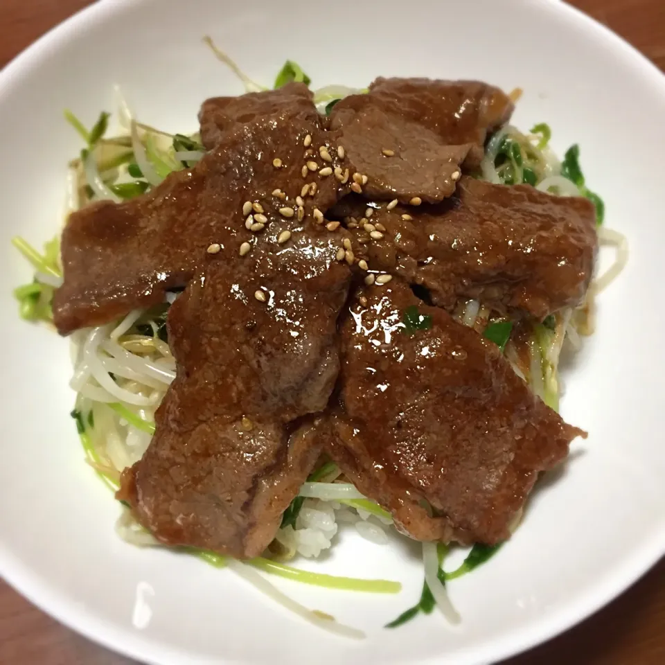 Snapdishの料理写真:牛カルビ丼|まるちゃんさん