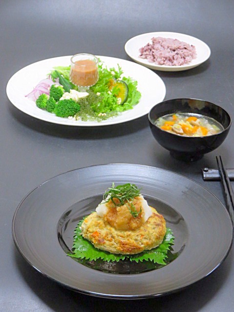 8月17日 今晩は おからハンバーグ 牛ひき肉 豚ひき肉 おから 人参 ピーマン パプリカ しめじ えのき 玉ねぎトマトドレッシングサラダ ブロッコリー 胡瓜 オクラ 紫玉葱 海ぶどう 南瓜 フリルレース はと麦角切り野菜のスープ キャベツ にんじん 玉ねぎ じゃがいも しめじ