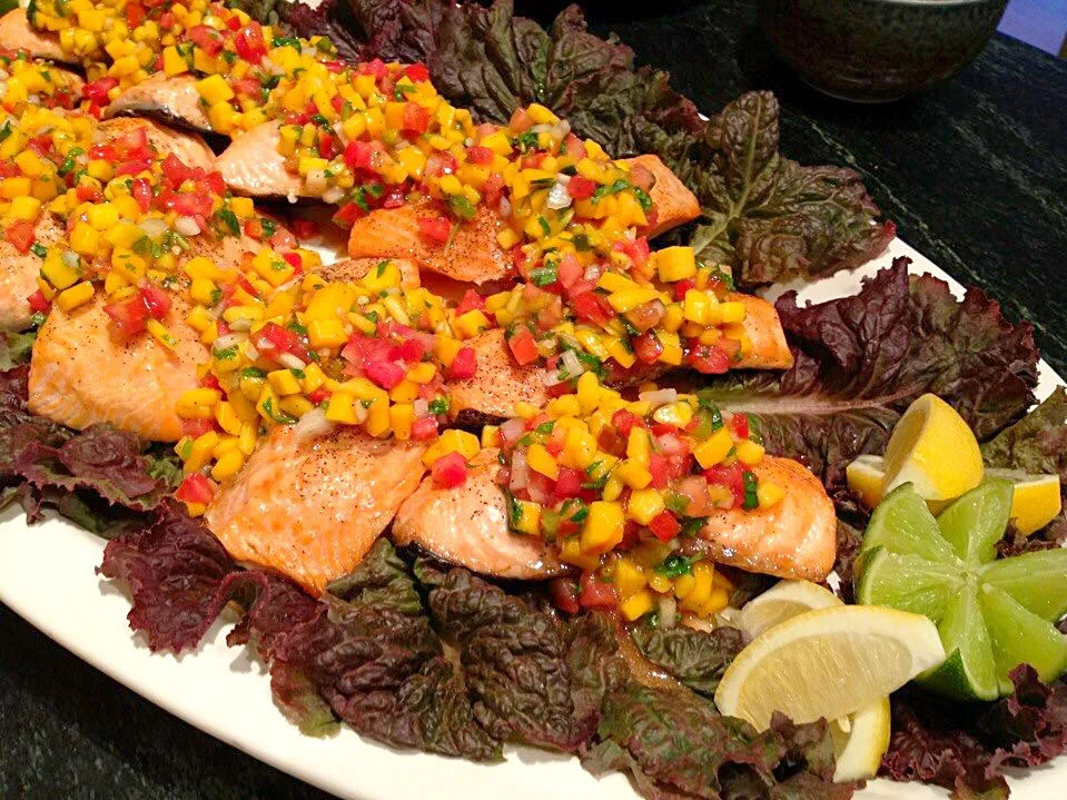 Baked Salmon topped with mango salsa #mangosalsa #salmon #mango|🌺IAnneさん