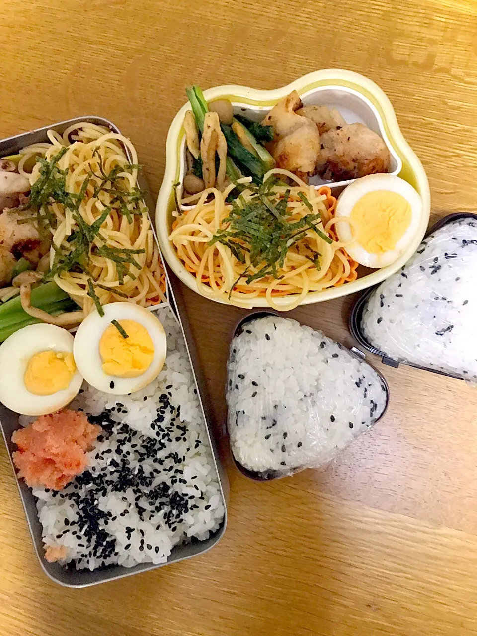 鶏のクレージーソルト焼きと明太子スパ弁当。パパ仕事弁、娘ミニバス弁。|めぐりんさん