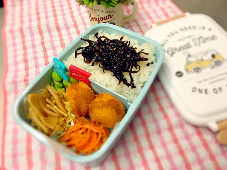 Snapdishの料理写真:2017.8.19🌞🌱
マイ弁当🍱
#手抜き弁当🍱 
#レンコンのピリ辛きんぴら
#にんじんのきんぴら🥕 
#冷凍食品 
#カニクリームコロッケ|makkkkkoさん