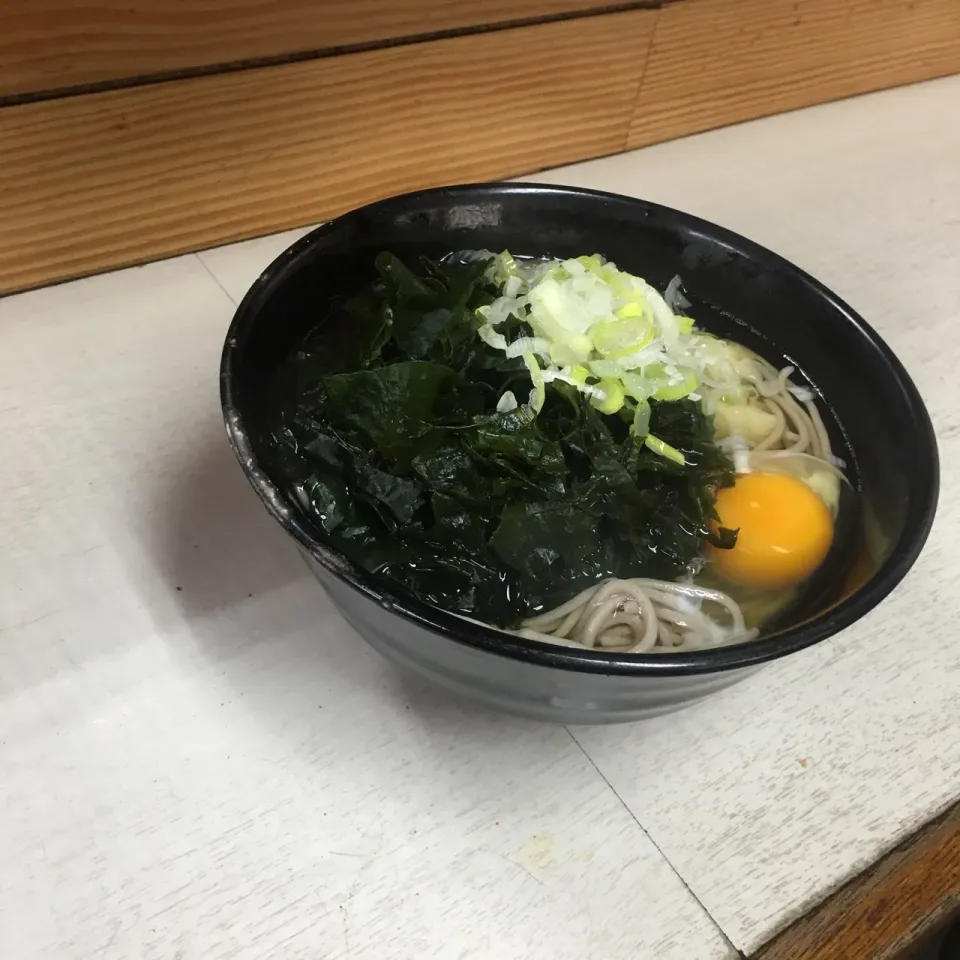 Snapdishの料理写真:蕎麦 卵 ちくわ ワカメ|Hajime Sakaiさん