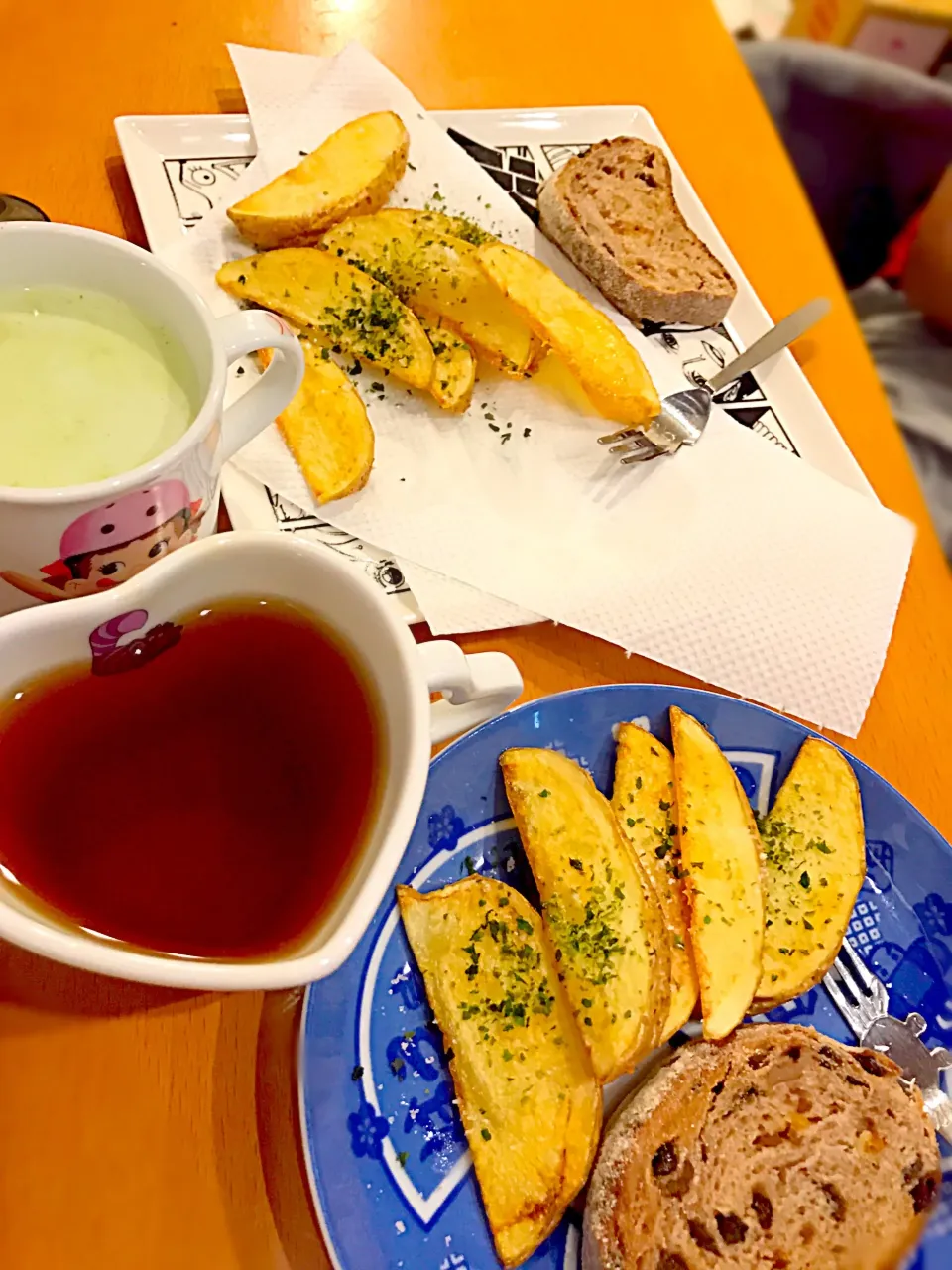 ポテトフライ 青海苔塩   フルーツとナッツ入りパン🍏🍑🍌🍒🍇🍊🍓🍍🍈  抹茶ミルク🍵  紅茶☕|ch＊K*∀o(^^*)♪さん