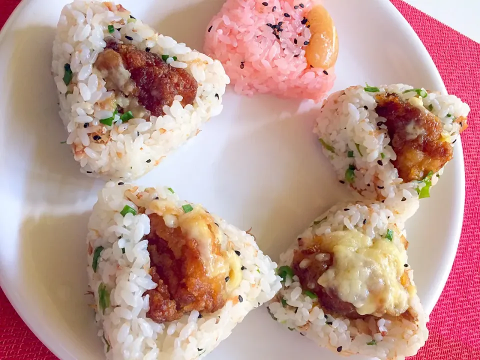 Snapdishの料理写真:おにぎり〜〜🍙お赤飯と鶏唐揚げ〜👍|はみちゃんさん