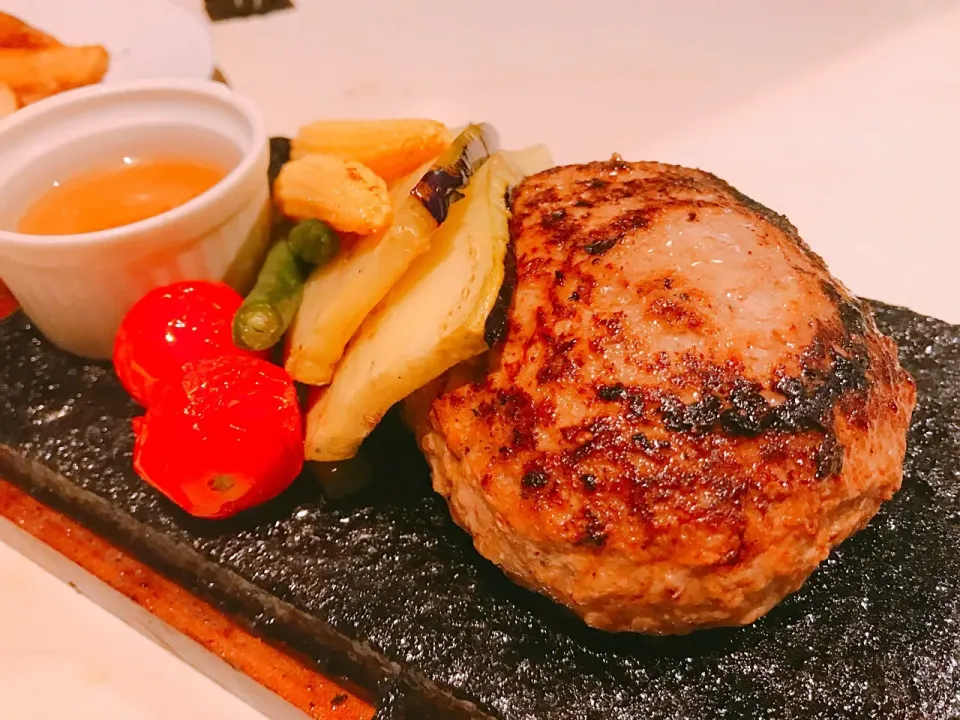 bonboriの肉汁溢れてくる肉厚ながらふわふわの柔らかい食感が堪らないハンバーグ( *´꒳`*)੭⁾⁾|ミニーさん