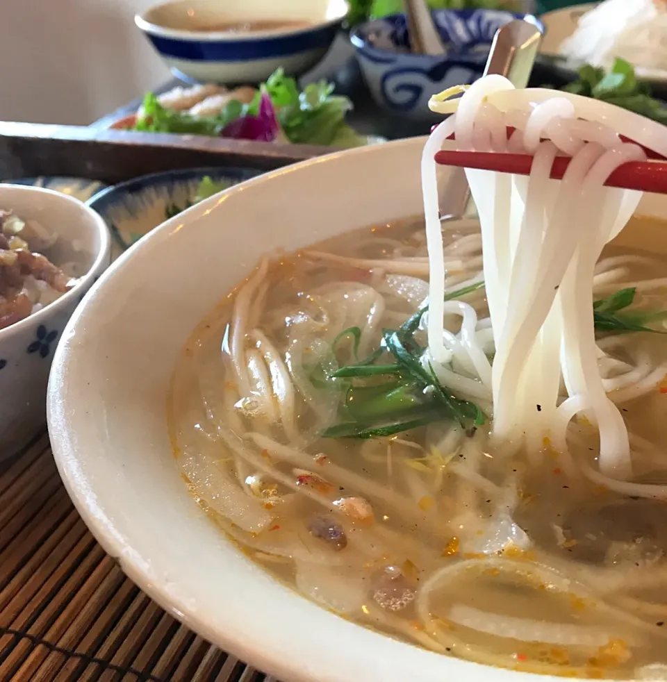 ブンボーフエ🇻🇳フエ風 ピリ辛牛肉うどん（ベトナム中部の古都フエの伝統的なピリ辛麺）|koji toyodaさん