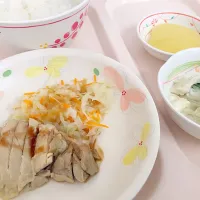 Snapdishの料理写真:鳥の蒸し煮に市販のソース。
そのソースが旨いんだなぁ。
今まで食べていた料理の無責任さよ。
あれだけ濃い味付けは、食べる者へ
の愛情はないに等しい。なんてね。|増子栄寿さん