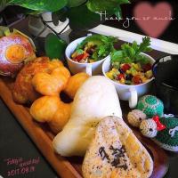 ランチ
おにぎりパン、ナンカレー、
もちもちポンデ、ビーンズパン、
レモンクリームパン、
サラダ、珈琲、そして、幸せ。