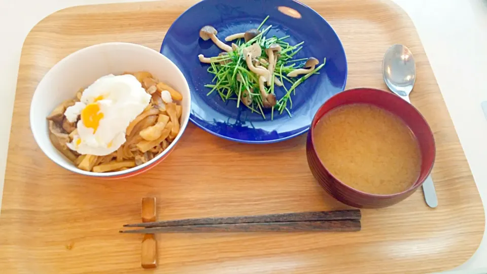 今日の昼食　豚丼、豆苗の塩麹炒め、玉ねぎの味噌汁|pinknari🐰🌈さん