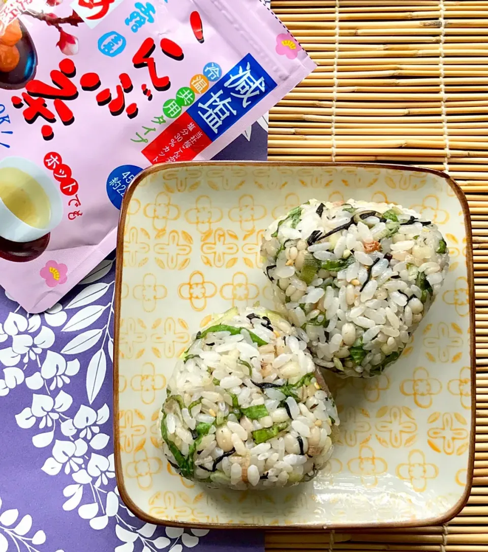 昼ごはん  玉露園さんの減塩梅こんぶ茶で、ひじきと夏の薬味おにぎり🍙|砂雪さん