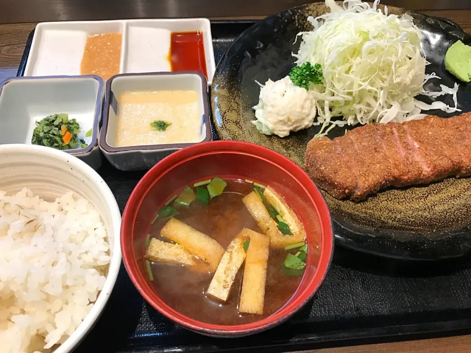 牛カツ麦飯とろろ定食|LiNxさん