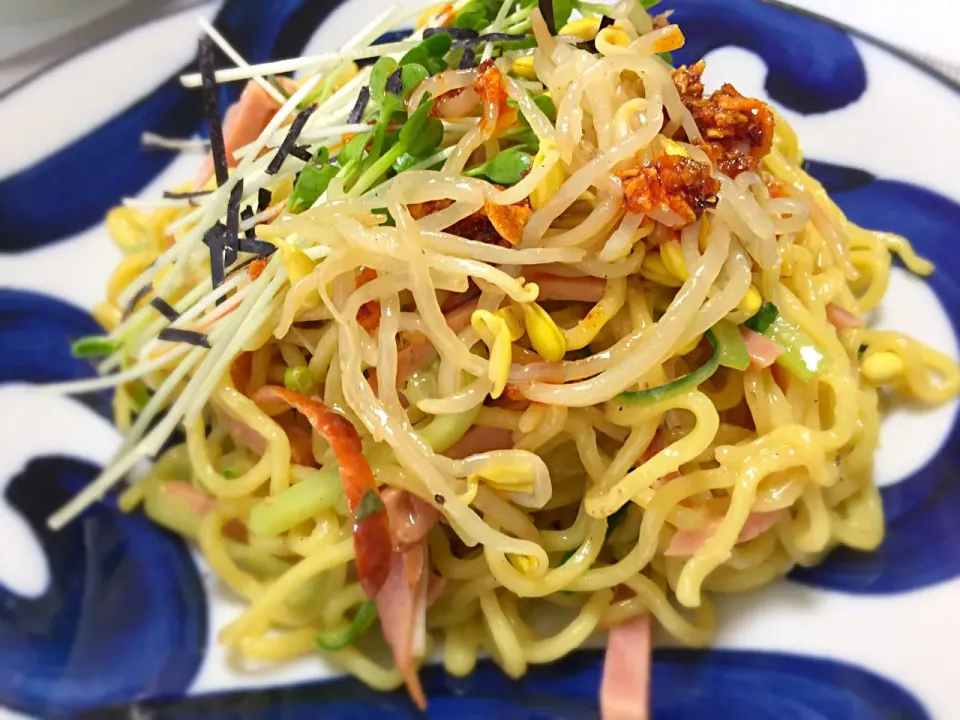 Snapdishの料理写真:香味野菜たっぷりの油あえ麺 (๑˃̵ᴗ˂̵)و|bamazooさん