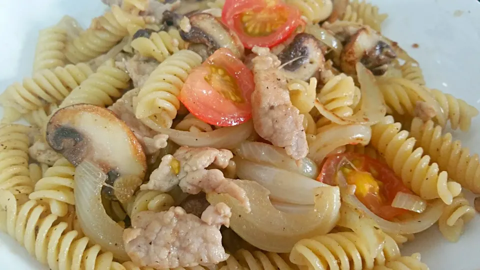 Gluten free Pasta with sliced pork mushrooms tomatoes onions black pepper 😍😘😻👅💋👄|🌷lynnlicious🌷さん